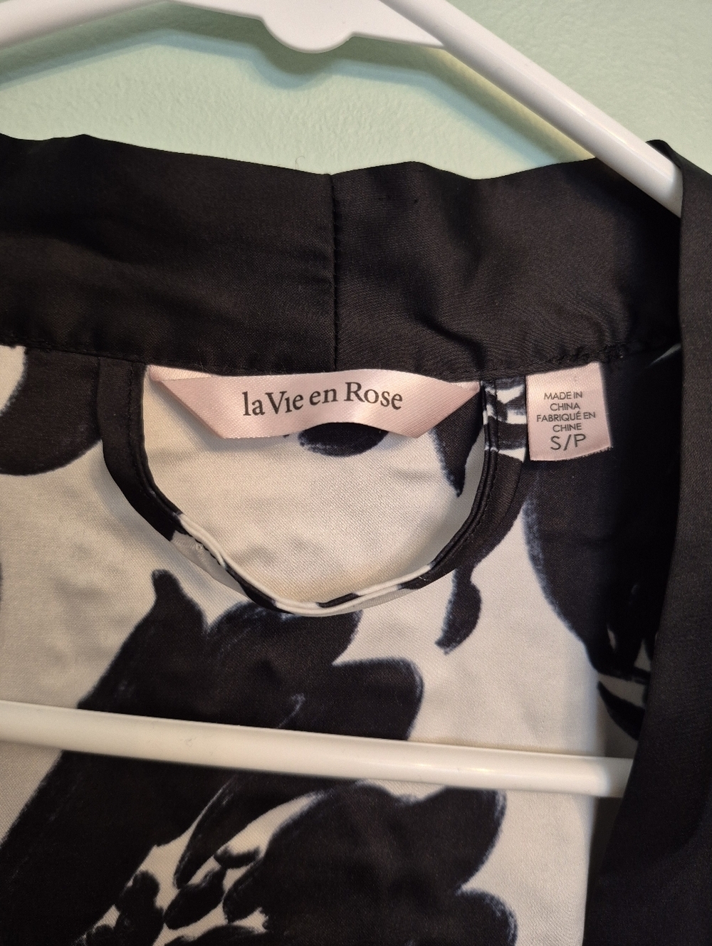 La Vie En Rose Women's Feminine Black & White Floral Satin Robe Size Small - Picture 6 of 9